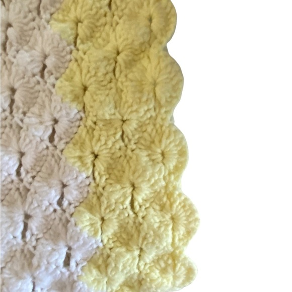 Vintage 70s Yellow & White striped crochet can be a throw / baby blanket - Picture 4 of 6